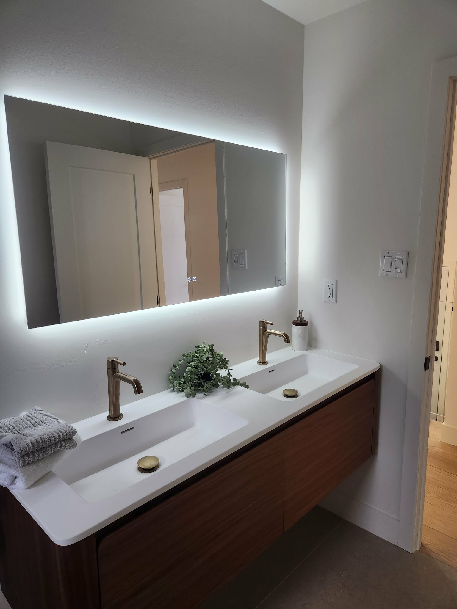 Bathroom LED mirror